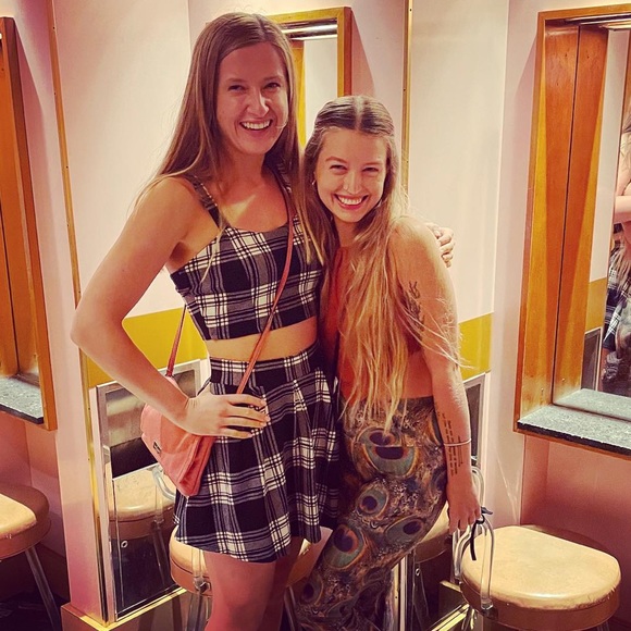 Meet your Posher, Larisa. Teacher and grad student selling some cute clothes. - Picture 6 of 12